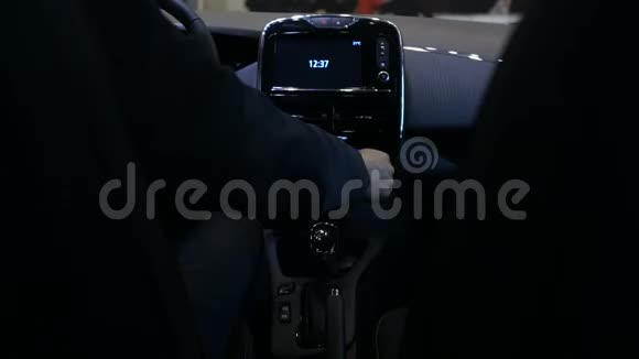 男子启动电动汽车与触摸屏仪表板创新技术视频的预览图