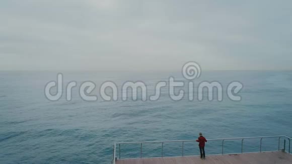 码头上孤独的身影或人的轮廓视频的预览图