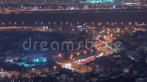阿拉伯联合酋长国迪拜城市夜景公寓和别墅鸟瞰图视频的预览图
