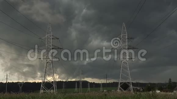 在输电线路的电线塔架上覆盖暴风雨的天空视频的预览图
