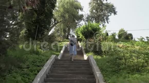 在热带植物园的楼梯上散步的小女孩格鲁吉亚巴统视频的预览图