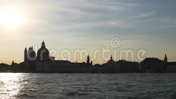 威尼斯的历史建筑旅游景点水上旅行从船上观看视频的预览图