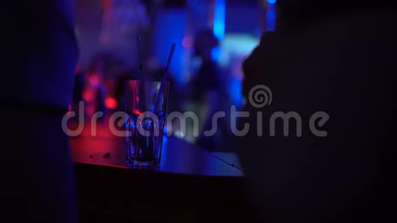 人们站在酒吧柜台边聊天特写空杯子夜总会视频的预览图