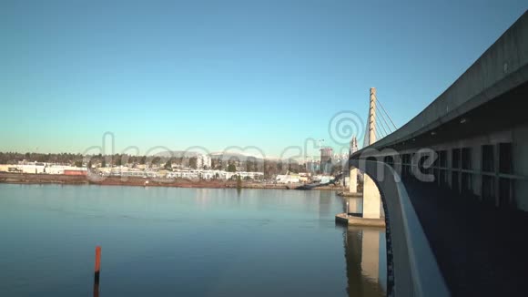 通勤铁路大桥温哥华阳光4KUHD视频的预览图