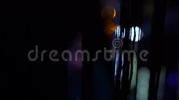 夜总会聚会的气氛模糊的彩色LED灯照在舞池上视频的预览图