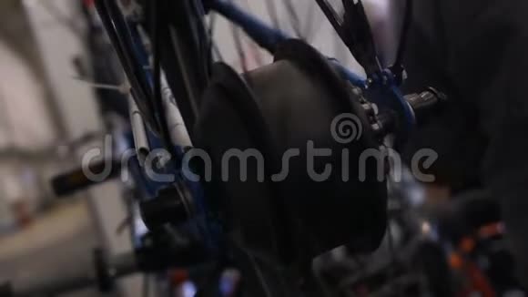 带旋转灯的自行车技术博览会服务和维修店视频的预览图