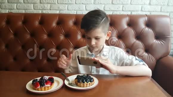 年轻的孩子做食物照片视频的预览图