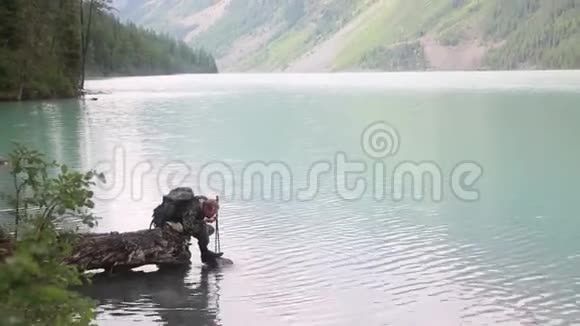 一位游客来到一个山湖喝醉视频的预览图