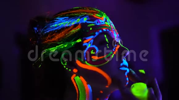 人体艺术紫外线画家特写美丽少女的脸视频的预览图