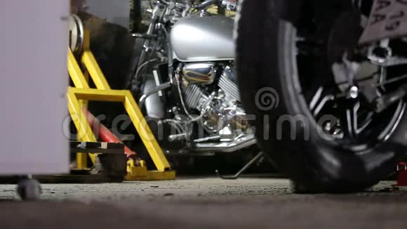 旧的摩托车座椅在重新安装前掉在地板上视频的预览图
