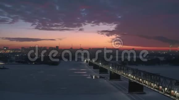 大工业城市的剪影红色日落上闪烁的灯光空中观景视频的预览图