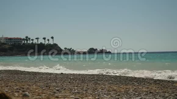 海浪拍打着一片空旷的海滩形成了海洋泡沫塞浦路斯海岸夏日视频的预览图