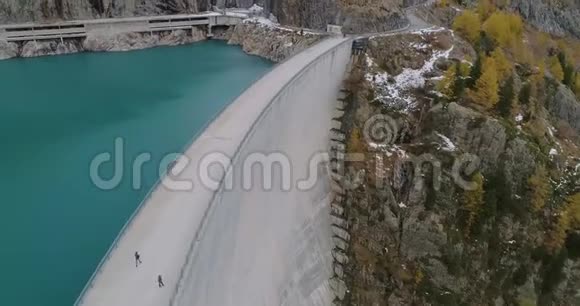 从空中俯瞰大坝视频的预览图