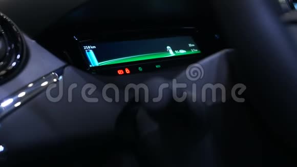 电动汽车仪表板显示电池充电导航充电站视频的预览图