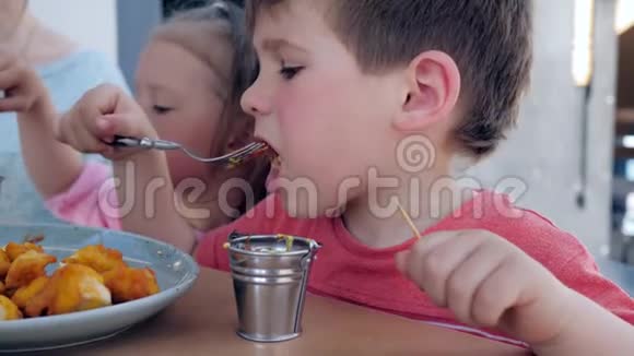 男孩和女孩在餐馆里吃一顿美味可口的晚餐视频的预览图