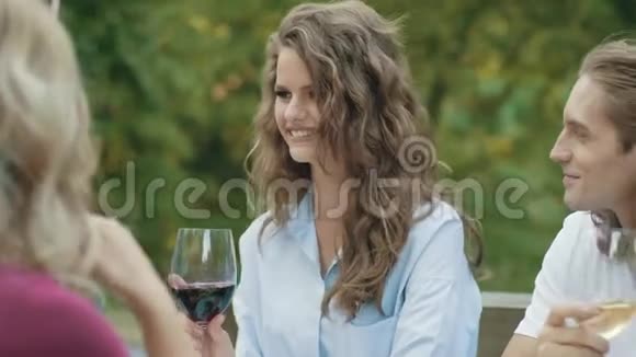 快乐的女人在户外野餐聚会上玩得很开心视频的预览图