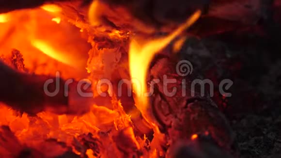 燃烧的火炭随着水流熄灭篝火晚会火焰之舌从火中飞出来的火花视频的预览图