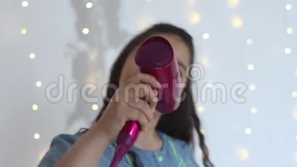 女孩在吹风机里唱歌跳舞心情很好高清高清视频的预览图
