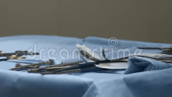钢制无菌手术工具在手术过程中躺在桌子上近距离射击视频的预览图