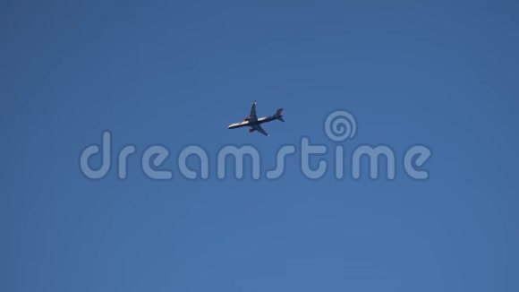 客机在晴朗的蓝天上飞行底部视图自由概念视频的预览图