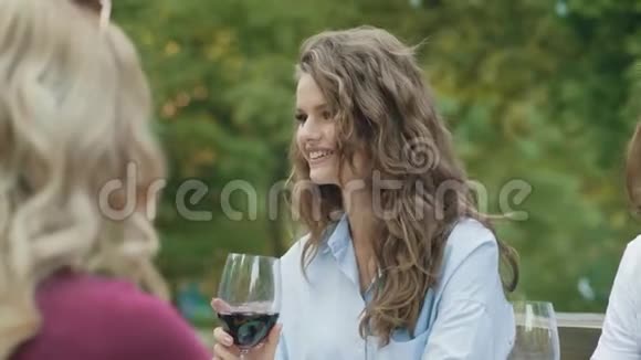 快乐的女人在户外野餐聚会上玩得很开心视频的预览图