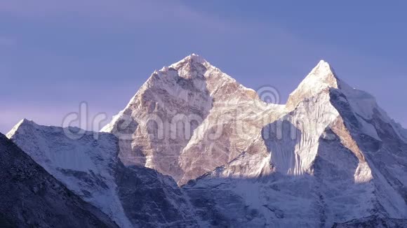 康提加峰日出喜马拉雅山缩小4k视频的预览图