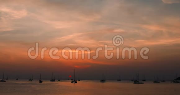 日落时带帆船游艇的热带海滩泰国普吉岛视频的预览图