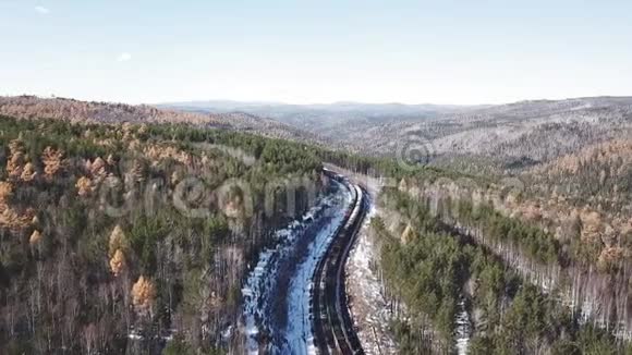 冬季飞行无人机跟随跨西伯利亚铁路旅客旅游列车附近贝加尔湖电影专业视频的预览图
