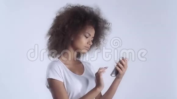 可爱的女人在她的手机上看照片孤立的白色背景视频的预览图
