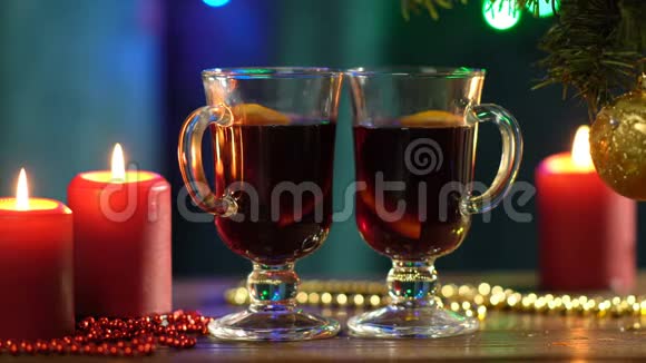 在新年晚会的夜间庆祝活动中加入浓酒为秋冬季节提供美味的圣诞饮品视频的预览图