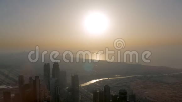 从位于现代化地区和海湾的哈利法塔俯瞰迪拜日落视频的预览图