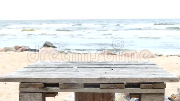 沙滩简易木制野餐桌视频的预览图