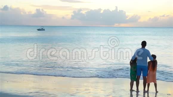 父亲和可爱的小女儿享受海滩假期流动人口视频的预览图