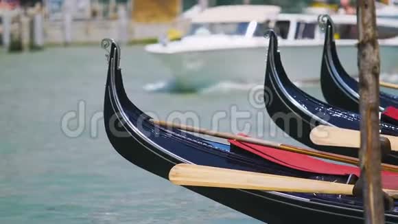 公园里的贡多拉斯在水上摇摆白色的小船漂浮在背景上威尼斯视频的预览图