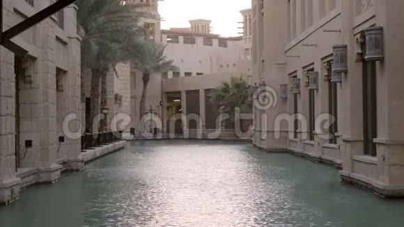 传统的阿拉伯建筑以水为基础以墙和棕榈的景色为基础风景如画视频的预览图