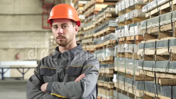一位英俊严肃的金属工人在工厂仓库摆姿势的肖像视频的预览图