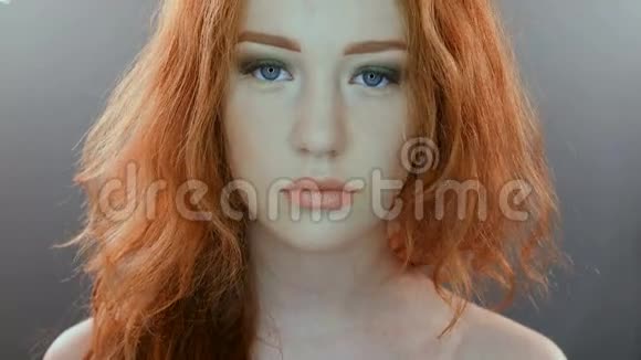 红头发的女孩视频的预览图