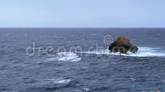 在马洛卡湾海浪拍打岩石视频的预览图