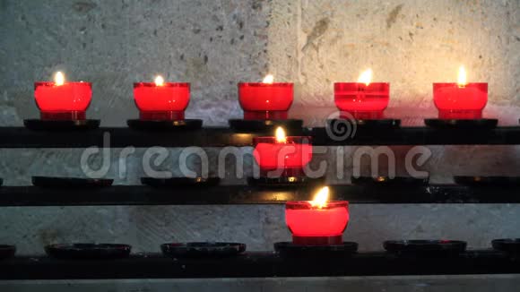蜡烛在寺庙架子上的烛台上燃烧视频的预览图