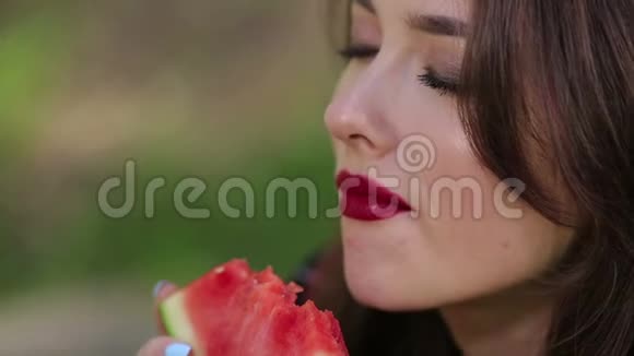 漂亮的女人诱人地吃西瓜视频的预览图