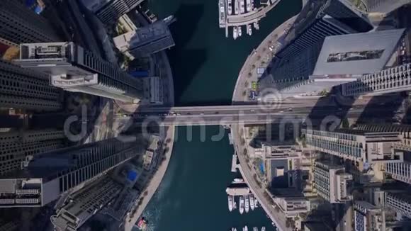 迪拜城市的大型未来派塔和现代摩天大楼建筑在令人惊叹的高层空中无人机视野中的全景视频的预览图