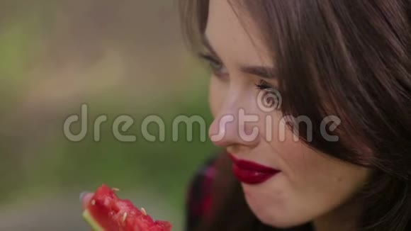 漂亮的女人诱人地吃西瓜视频的预览图