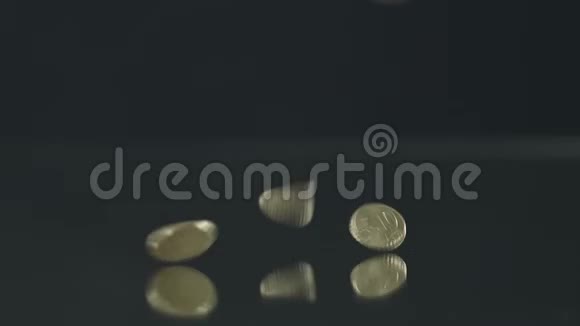 硬币倒在桌子上货币贬值个人储蓄赌场赢钱视频的预览图