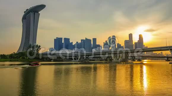 新加坡市中心的金色日落时间流逝视频的预览图
