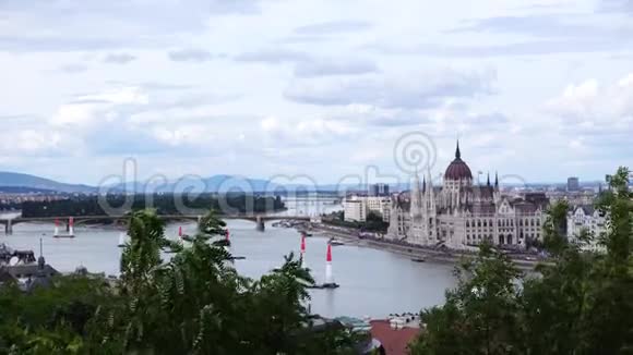 阴天的直升机飞过布达佩斯议会视频的预览图