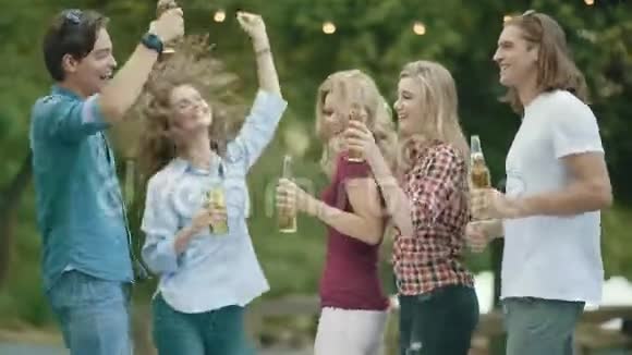 派对快乐的朋友在户外跳舞和喝酒视频的预览图