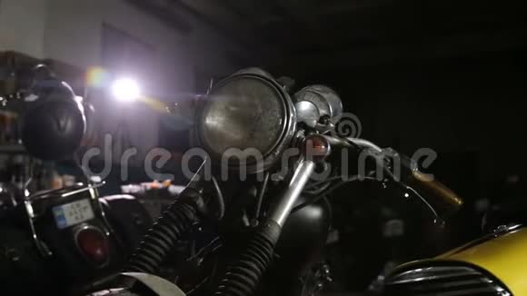 旧的肮脏的摩托车在重新设计之前视频的预览图