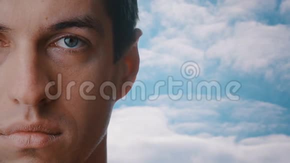 帅哥近景半脸人物系列隔离在蓝天白云的背景下视频的预览图