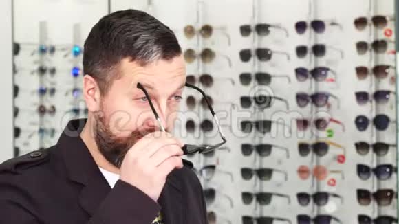 在眼镜店试戴太阳镜的成熟男人视频的预览图