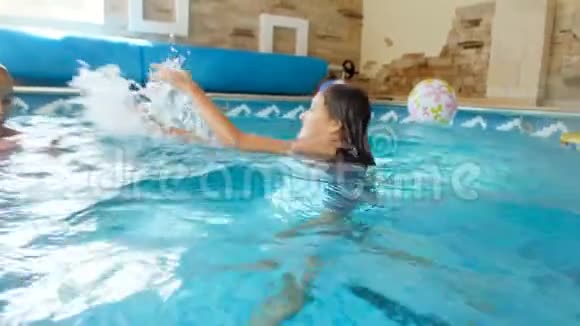 两名少女在游泳池泼水4k视频视频的预览图